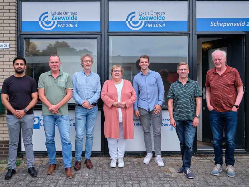 Samee Sabur,  Manno Jonker, Arjan Kremer, Yvonne van Bruggen, Martijn Wortman,Bouwe vd Weijde met  Mannes Schoppink voor de LOZ Studio
