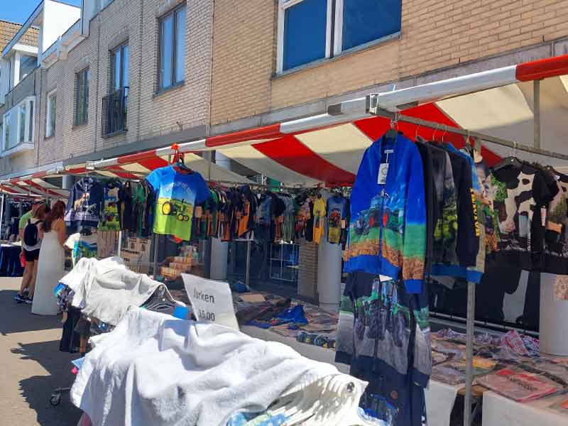 kramen in de torenstraat, de voorste kraam heeft kleding
