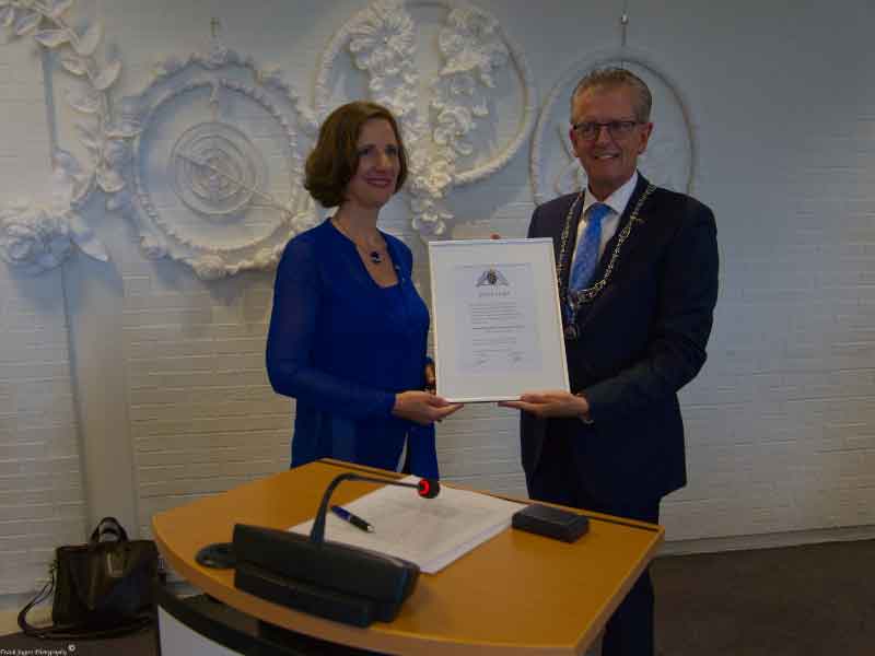 Waarderingsspeld voor Angela Huckriede bij afscheid gemeenteraad