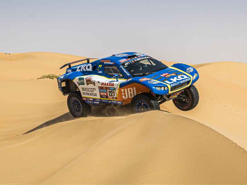 De Dakar auto van team Coronal in de woestijn