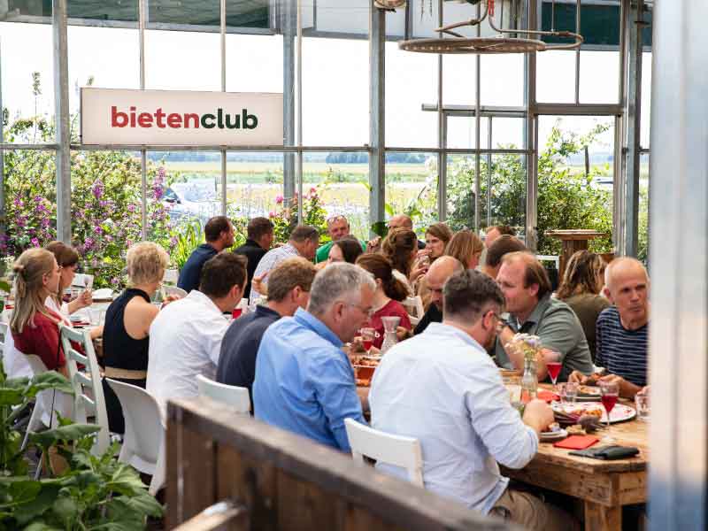 Een hele groep van de bietenclub met zn allen aan tafel in de Beleving om een maaltijd te eten