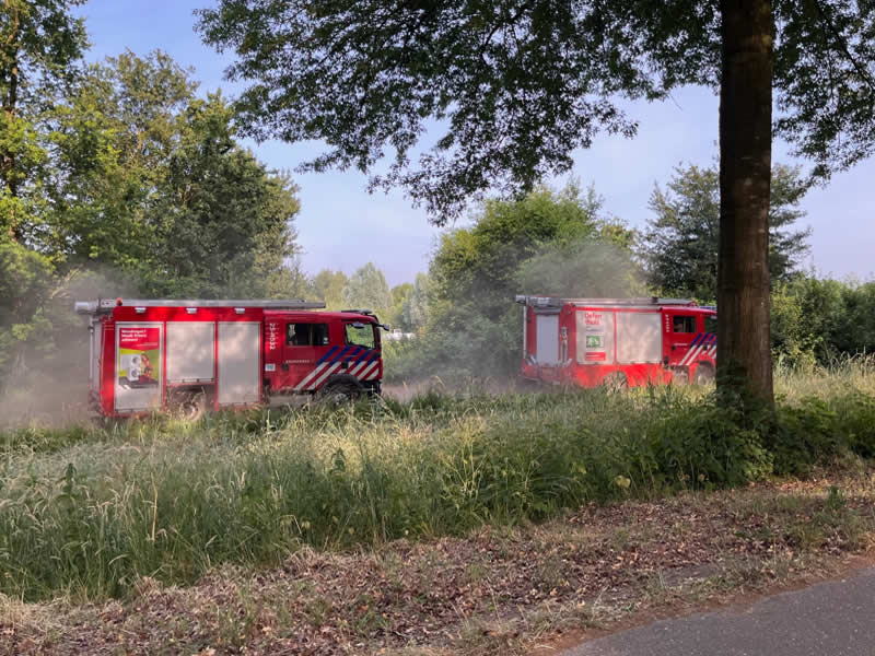 brandweer auto's rijden door het bos bij het laakse strand in Zeewolde