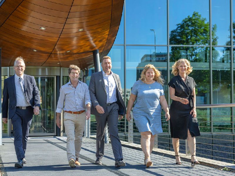 de fractievoorzitters lopen voor het provinciehuis naar buiten