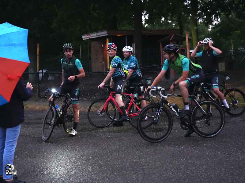 5 fietsers in het schemer bij de RCN op doortocht naar Sneek