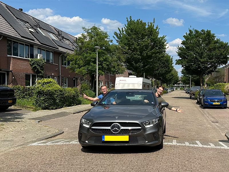 martijn en bouwe in de auto bij een drempel