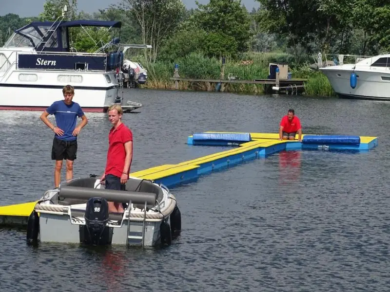 De baan op het water, voortgetrokken door bootje. Gerrit Foppen zit achterop de baan