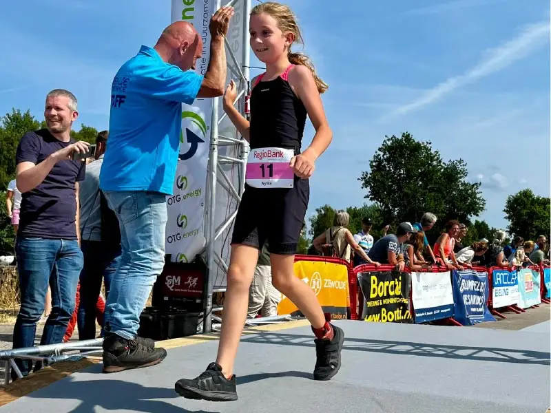 Nynke over de finish bij de Endurance met een high five voor Bob Bewier