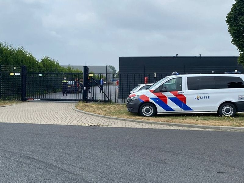 Politie voert controle uit bij 20 garage boxen in Zeewolde