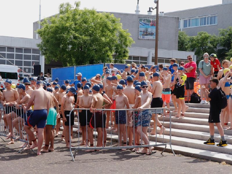 Warme maar sportieve scholieren triathlon tijdens edurance Zeewolde