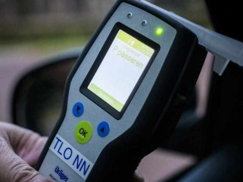 Automobilist loopt twee keer tegen de lamp