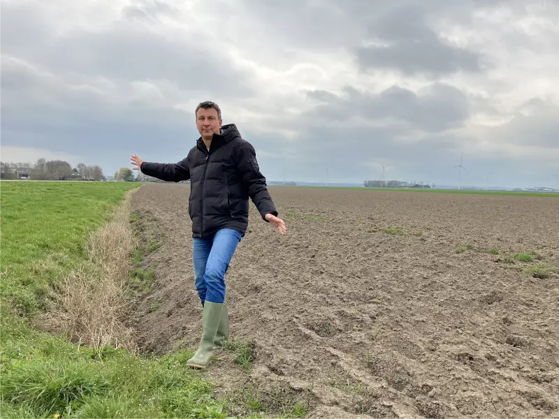 Wethouder Ernst Bron in het gebied Zuidlob, waar agrariërs, maar ook de gemeente, te maken hebben met schade als gevolg van bodemdaling
