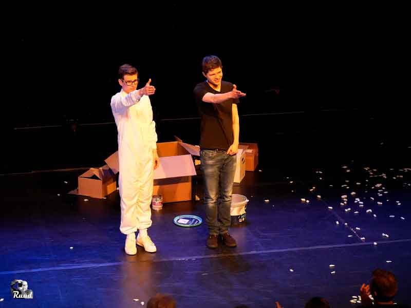 Thjum Arts en Remy Evers samen op het podium in de theaterzaal van The Lux