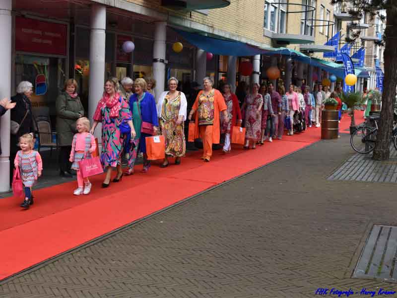 alle modellen met 2 meisjes voorop over de rode loper in de raadhuisstraat