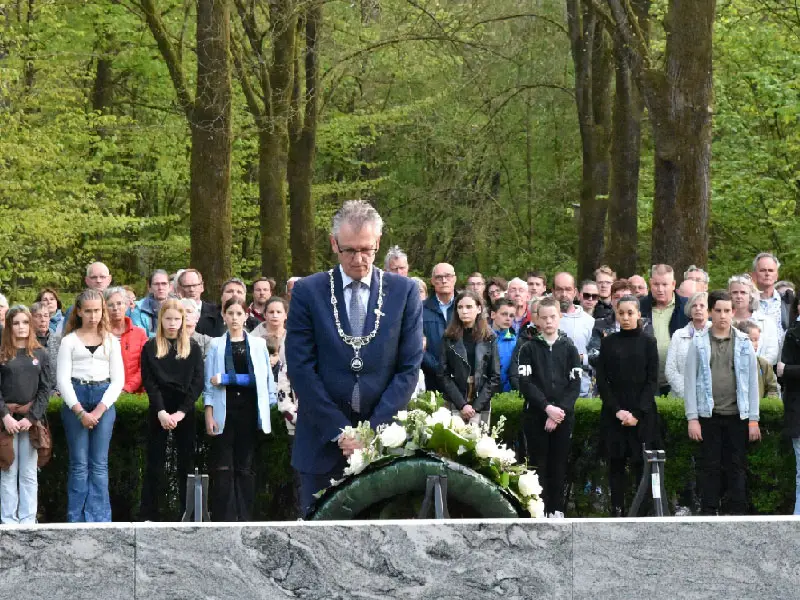 burgemeester legt krans bij oorlogsmonument op de algemene begraafplaats 