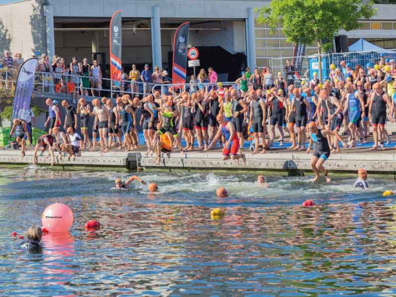 Samen zwemmen, fietsen en wandelen tijdens Triathlon for All 