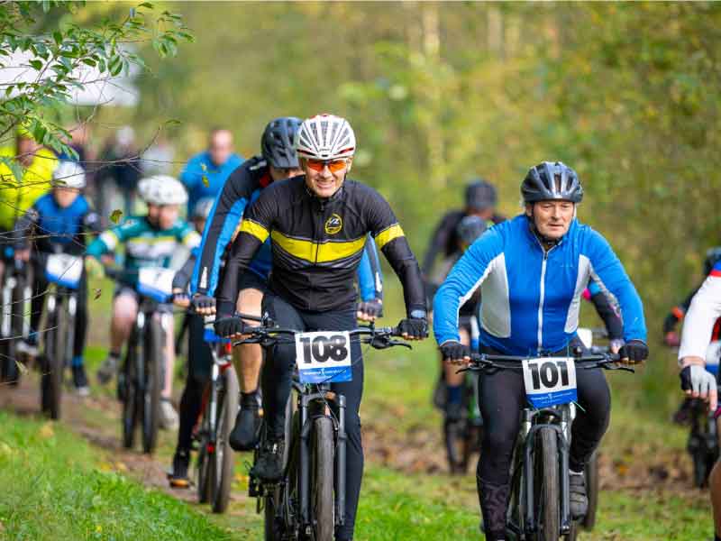 Een groep mounainbikers in het bos