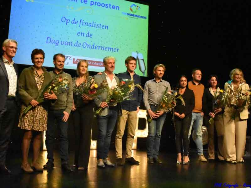 Finalisten 204 op het podium bij elkaar met bloemen