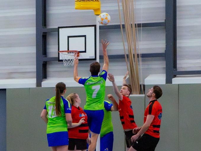 korfballers rondom de korf