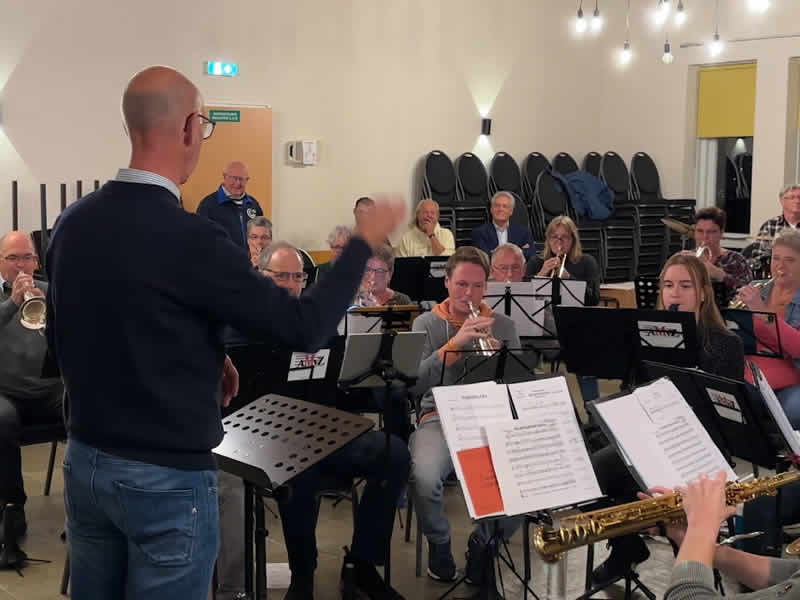 Dirigent voor het AMVZ Orkest