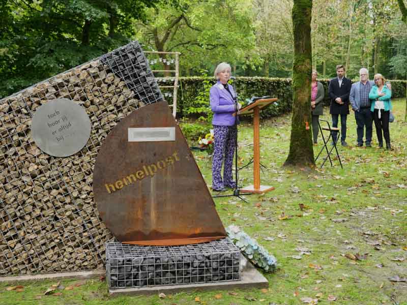 Ontroerende onthulling van 'Hemelpost', een monument in Zeewolde voor ongeboren kinderen