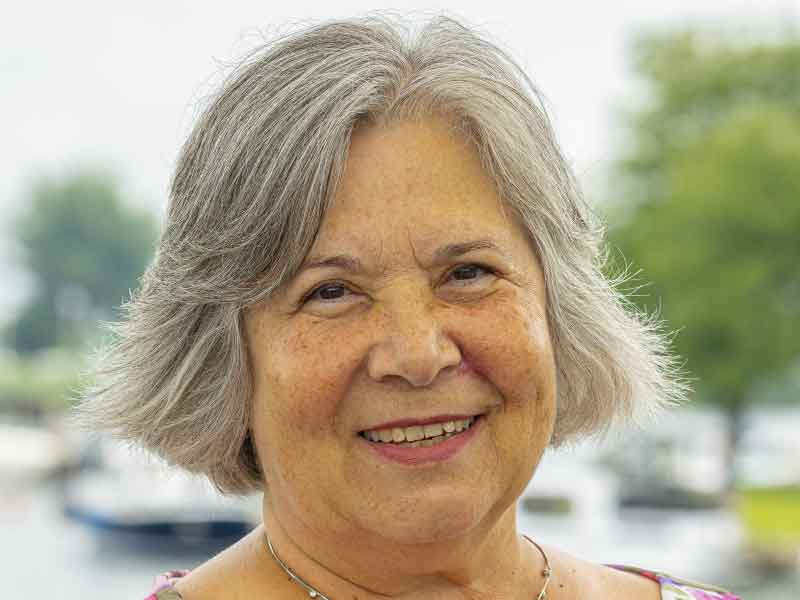 Wethouder Winnieprins met vaag op achtergrond de aanloophaven