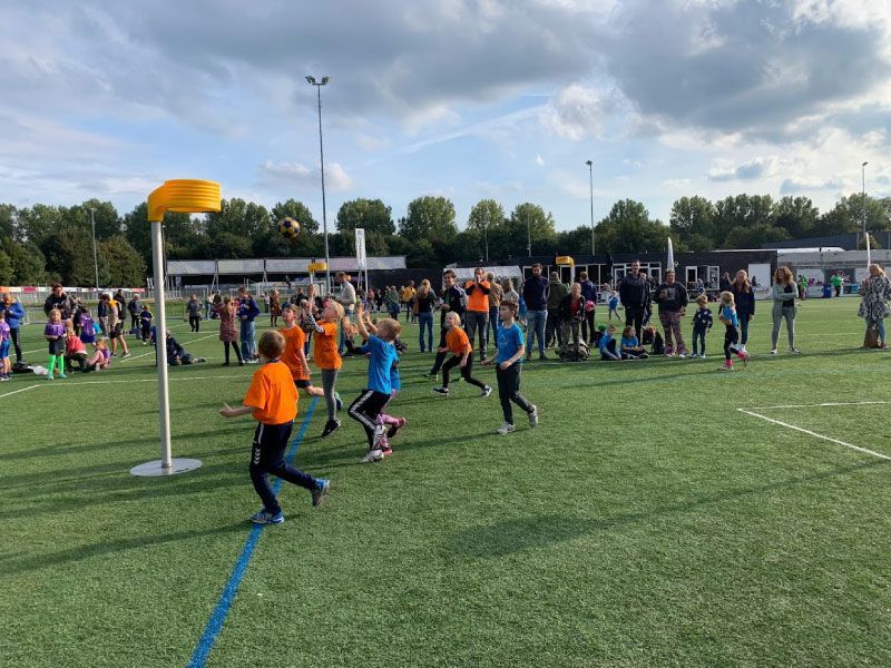 Kinderen die korfbal spelen