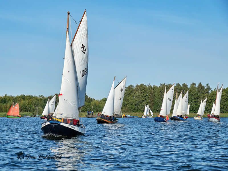 vletten op het water aan het zeilen tijdens de LSZW in Zeewolde