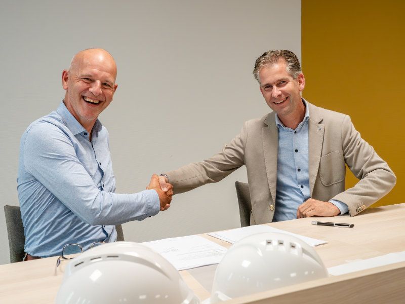 Ondertekening door Dinand Van den Berg, directeur bij Goossen Te Pas en Arend Jan Poelarends, lid Raad van Bestuur St Jansdal