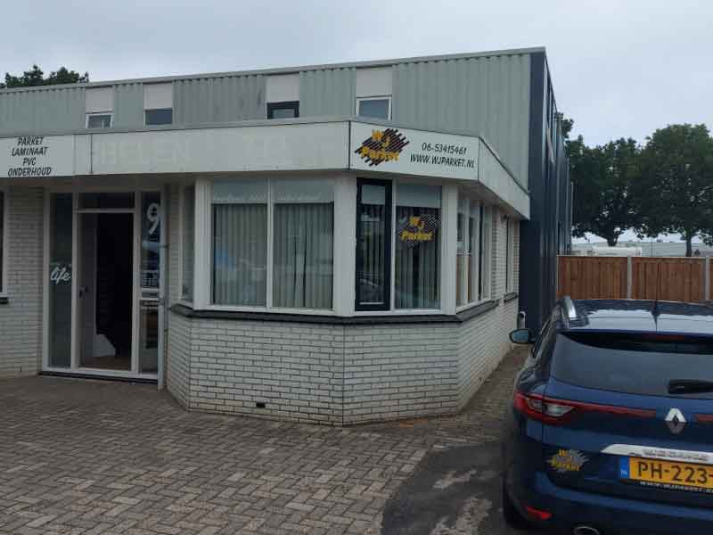 Voorgevel van WJ Parket met auto voor de deur