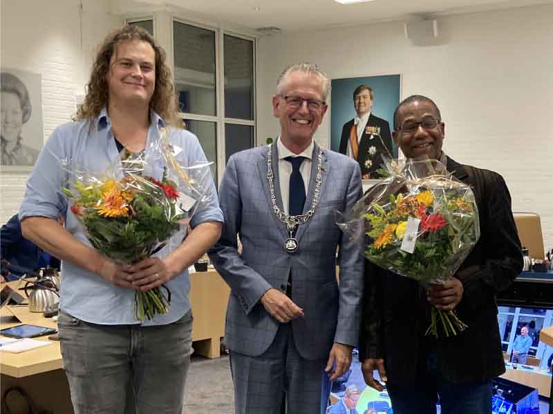 De heer de Jong, burgemeester Gorter en de heer Parisus net na de beëdiging in de raadszaal