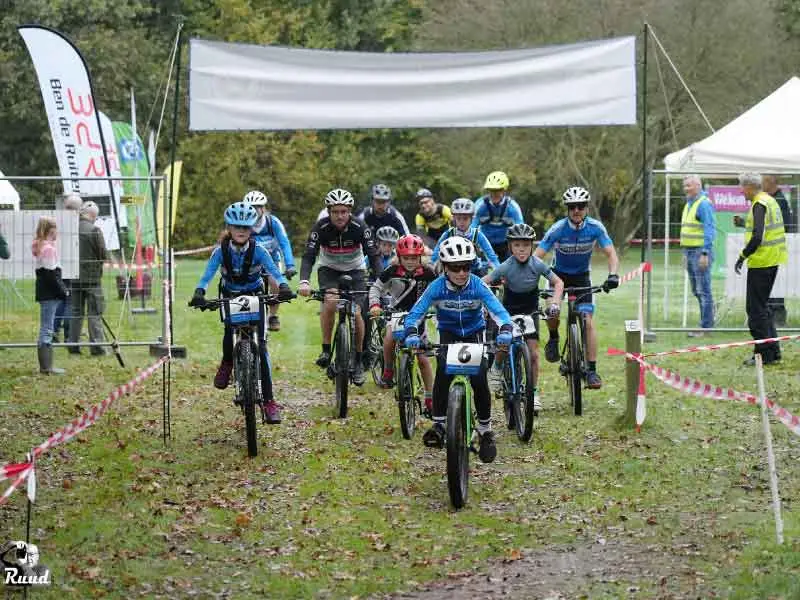Een groep kinderen op de mountainbike die van start gaat