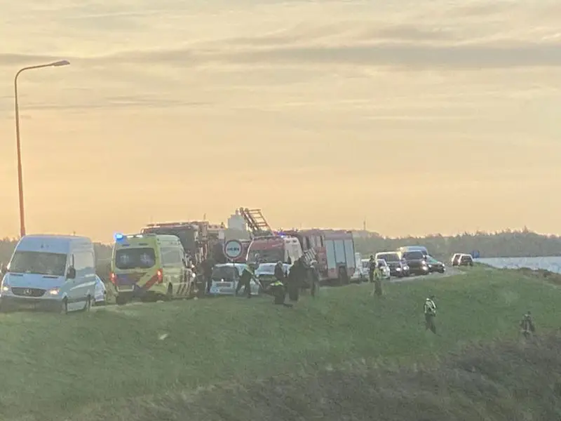 Auto te water op Knardijk. Persoon gered door omstanders