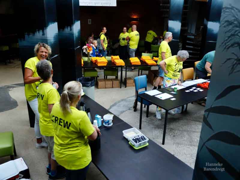 Een groep vrijwilligers die bij de start van de ztotz klaar staan voor de deelnemers
