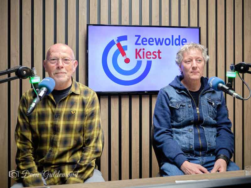 Joop Delfgauw en Roel Heijne in de studio van De LOZ voor het scherm Zeewolde Kiest