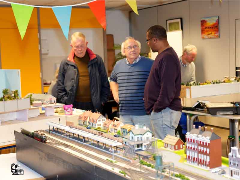 Chris en Henk van Actief Zeewolde bij iemand van de modelspoorclub bij de modelbaan
