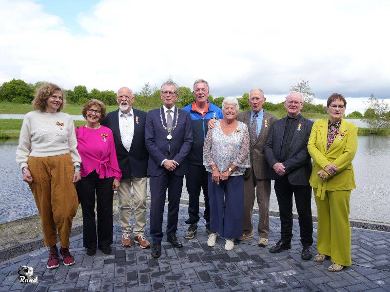 Alle gedecoreerden van Zeewolde met de burgemeester bij de Wetering vanaf de Verbeelding