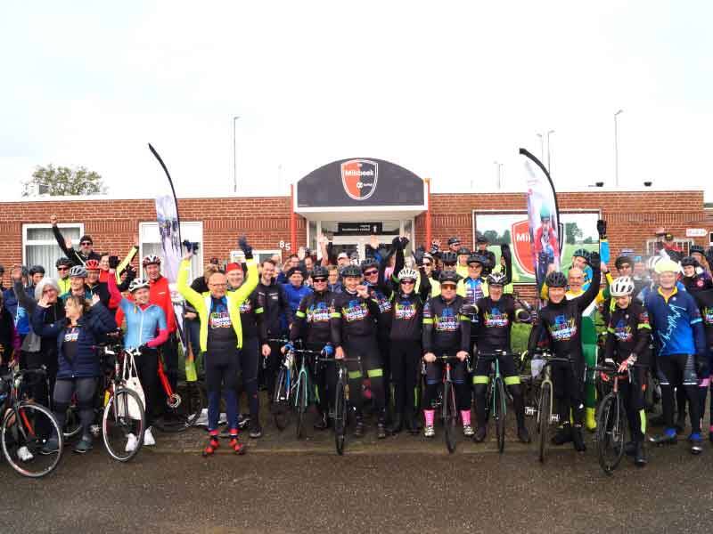 Groot team van wandelaars en fietsers bij Milbeek voor allemaal staan ze te juichen