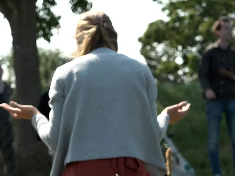 dame biddend tijdens de dienst