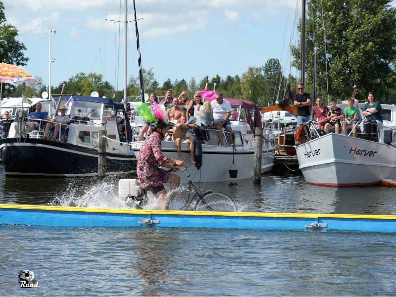 Een deelnemer van 2023 die naast de baan raakt op zijn vrolijk versierde fiets