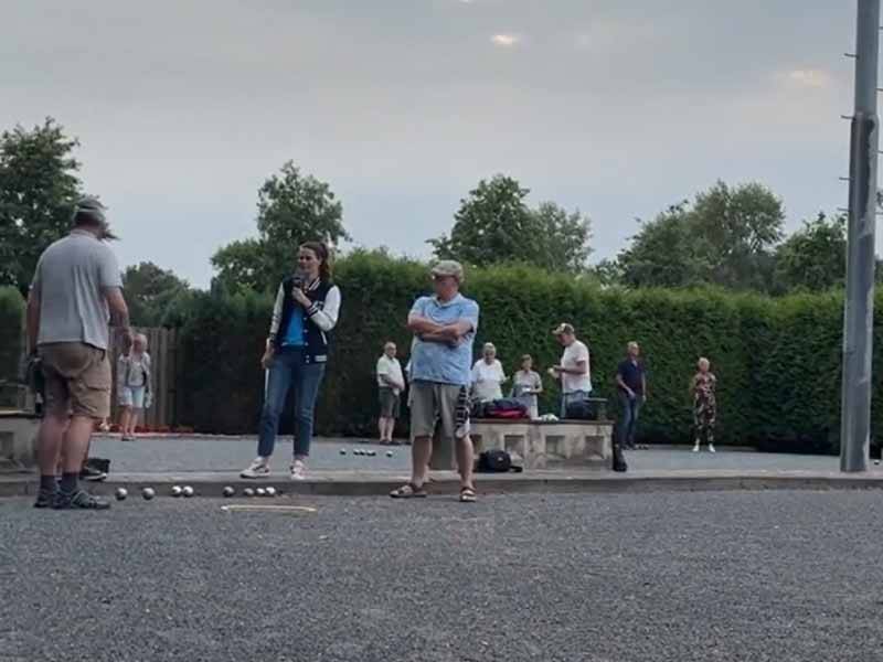 Michelle, Wenda, Paul en Roel op de jeu de boules baan