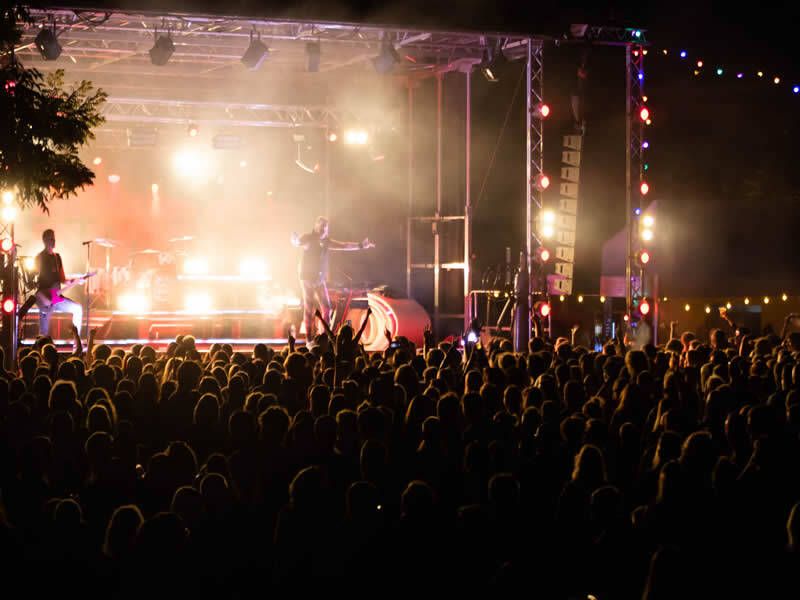 Nacht van Zeewolde, een geslaagd evenement met live optredens, winkelplezier en gezelligheid