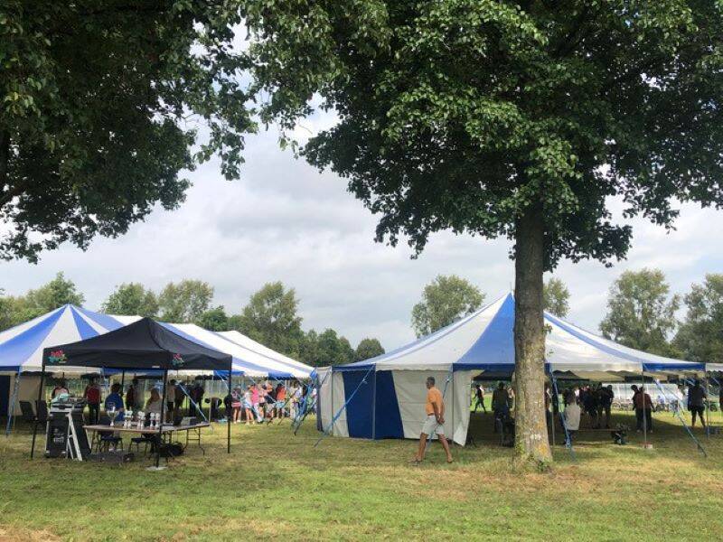 De tenten waaronder de wedstrijden plaats vonden met daarvoor wedstrijdtafel met bekers daarop