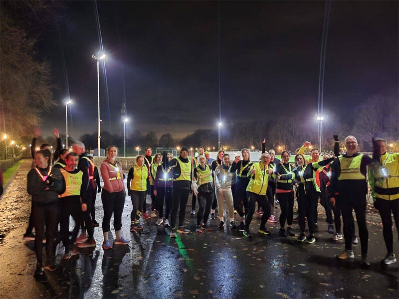 allemaal hardlopers die gefinished zijn op de atletiek baan in Zeewolde