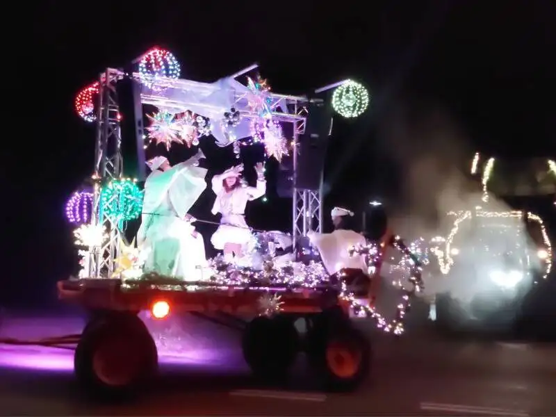 Een van de verlichte trekkers met een sprookjesachtig tafereel op de aanhanger