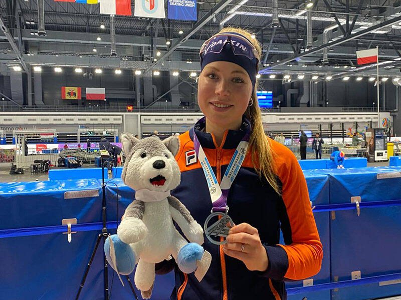 Rosalie van vliet met haar medaille en knuffelbeer 
