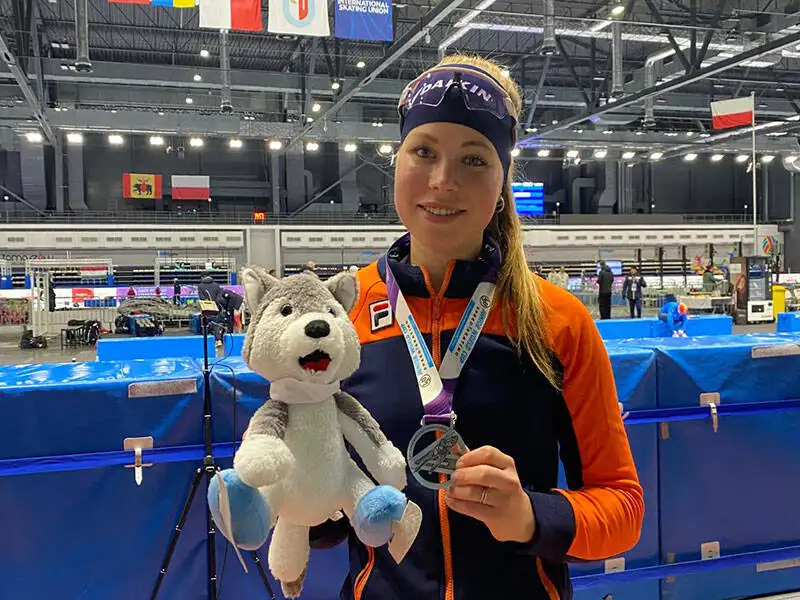 Rosalie van Vliet met medaille uit eerder toernooi en een knuffel