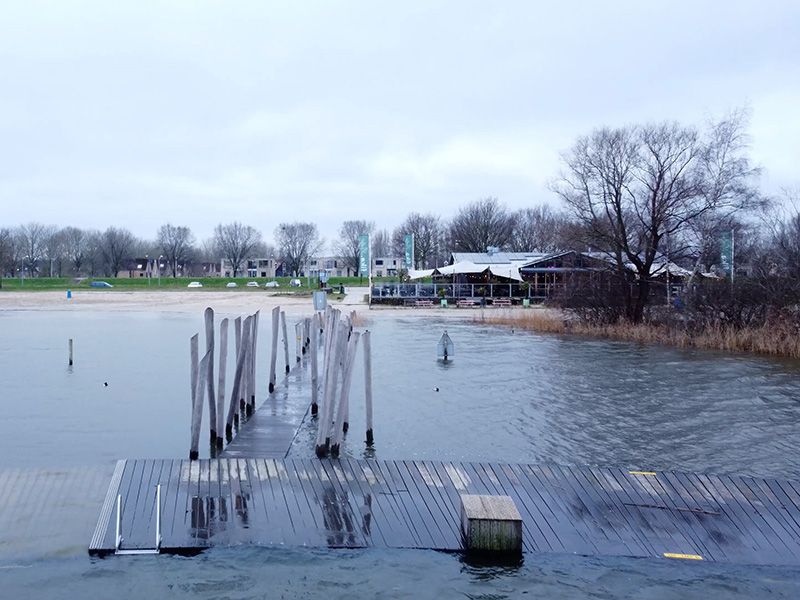 Natte voeten op het strand door hoogwater