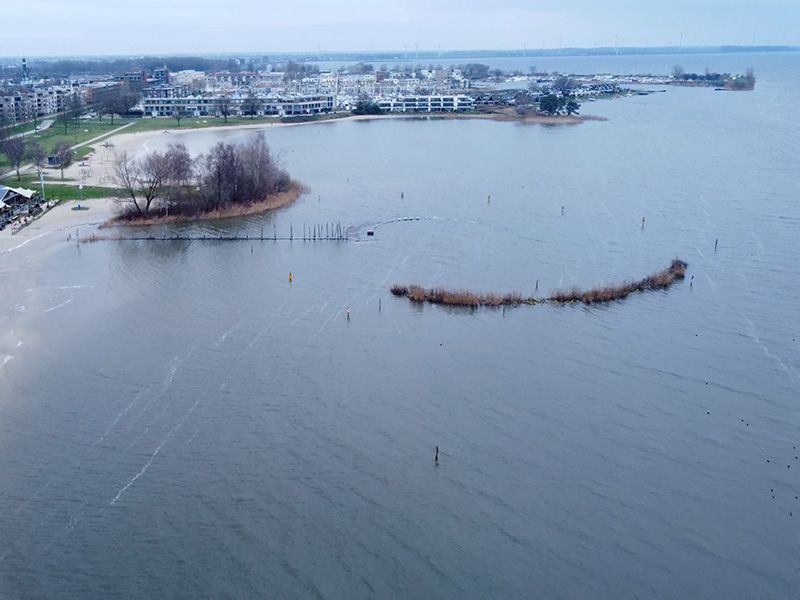Overzicht van het strand waar hoogwater is