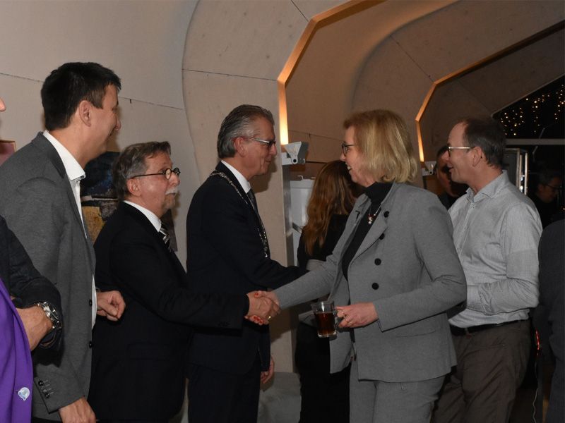 mensen wensen elkaar een gelukkg nieuw jaar