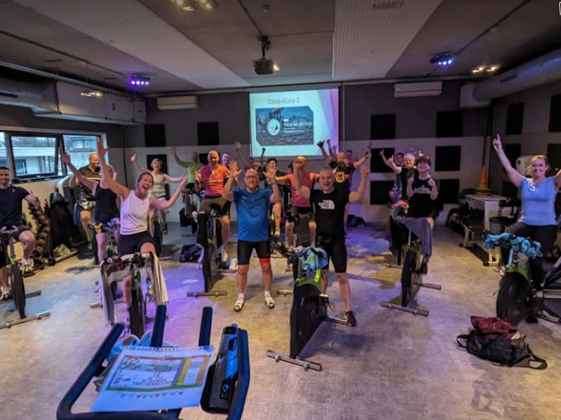 deelnemers in de sportzaal met de instructeur 